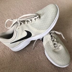 Nike Revolution 4